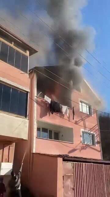 Karabük’te İki Katlı Evde Çıkan Yangın, İtfaiye Ekiplerinin Müdahalesiyle Söndürüldü Karabük’te Kapullu Mahallesi'ndeki 2 katlı evin üst katında çıkan yangın,