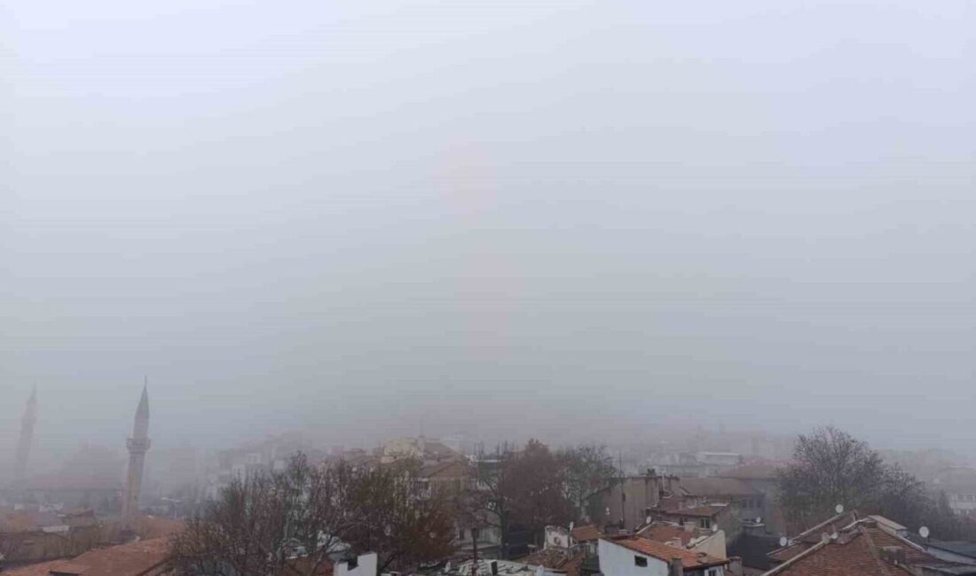 Sis, Afyonkarahisar’da Karahisar Kalesi’ni görünmez hale getirdi. Afyonkarahisar'da etkili olan yoğun sis, sabah saatlerinden itibaren hayatı olumsuz