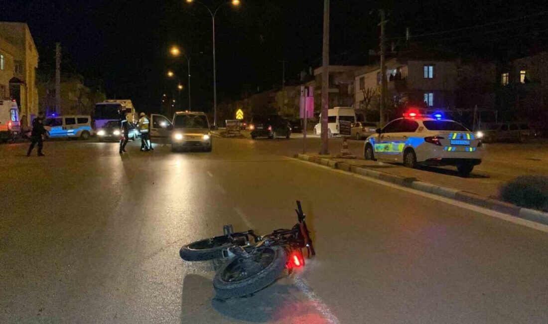 Karaman’da elektrikli bisiklete çarpan hafif ticari araçta 2 çocuk yaralandı Karaman'da, hafif ticari araç sürücüsü Ö.A. 14 yaşındaki H.Ö.'nün elektrikli