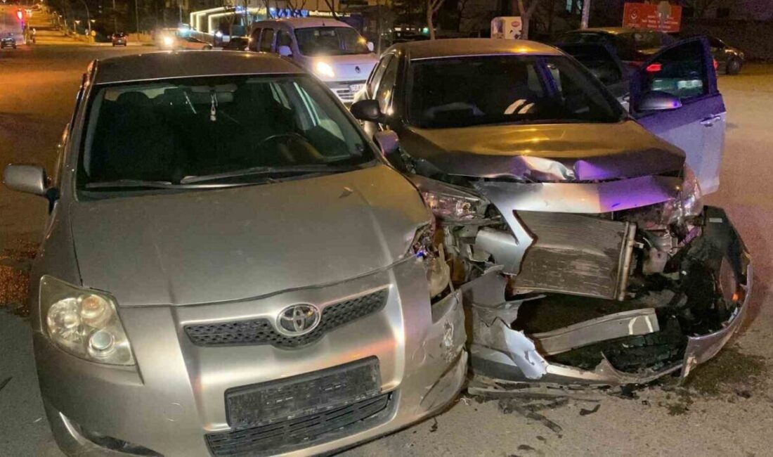 Karaman’da İki Araç Çarpıştı, İki Yaralı Hastaneye Sevk Edildi Karaman'da Tabduk Emre Mahallesi'nde A.U. ve A.M. idaresindeki iki otomobilin