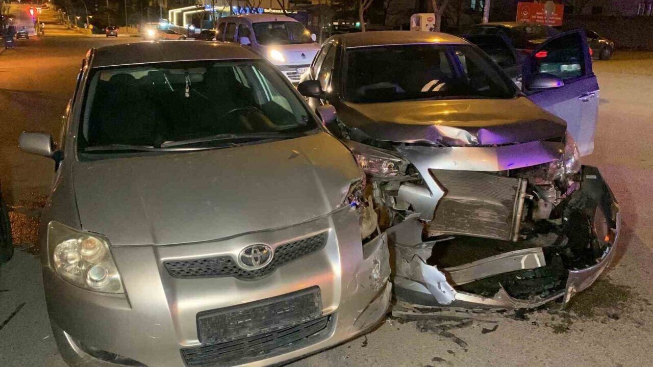 Karaman'da Tabduk Emre Mahallesi'nde A.U. ve A.M. idaresindeki iki otomobilin