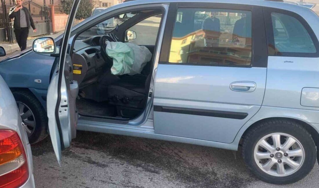 Karaman’da otomobil çarpışması: 3 yaralı hastaneye kaldırıldı Karaman'da Alacasuluk Mahallesi'nde iki otomobilin çarpışması sonucu M.B.B. (20), M.E.T.