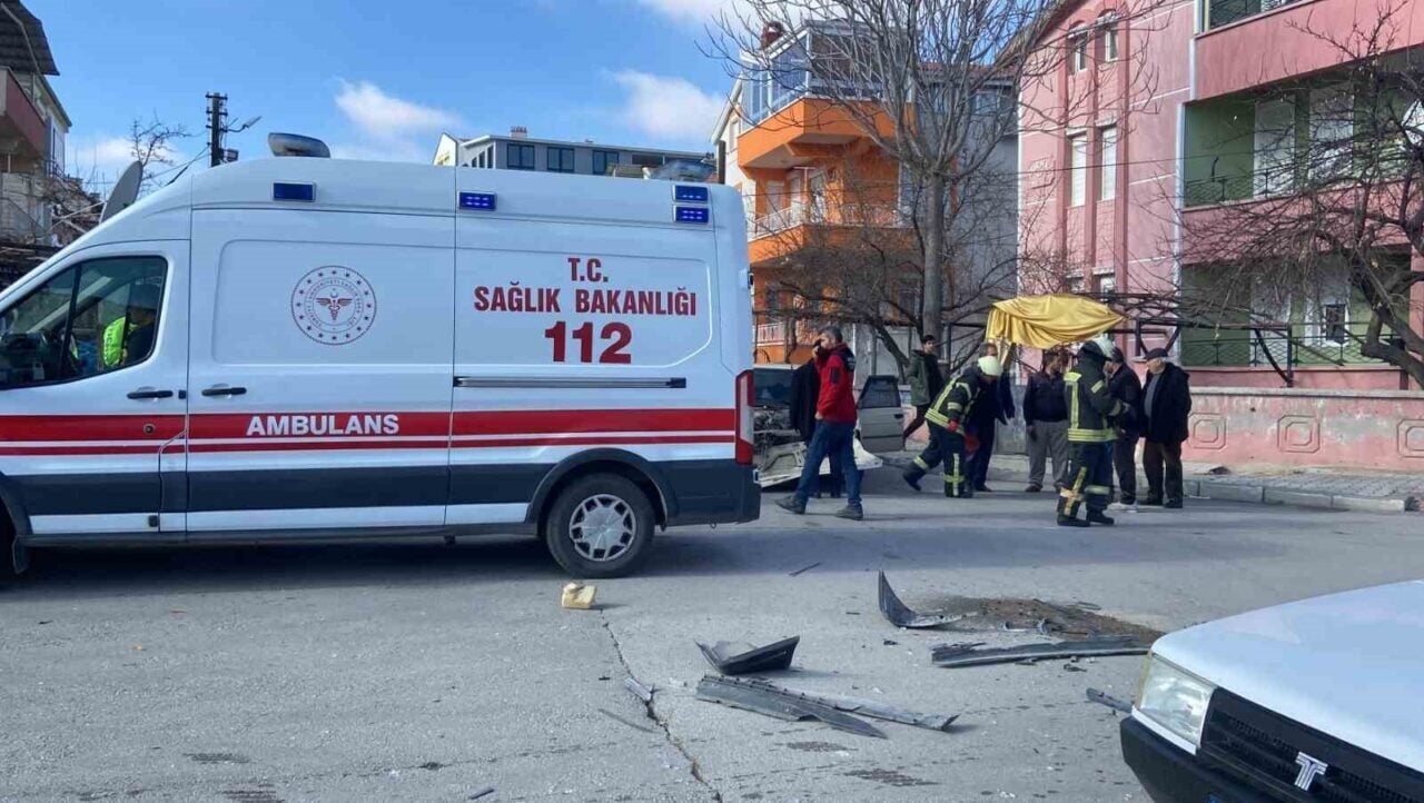 Karaman'da bir minibüs ve otomobilin çarpışması sonucu 78 yaşındaki A.Ö.