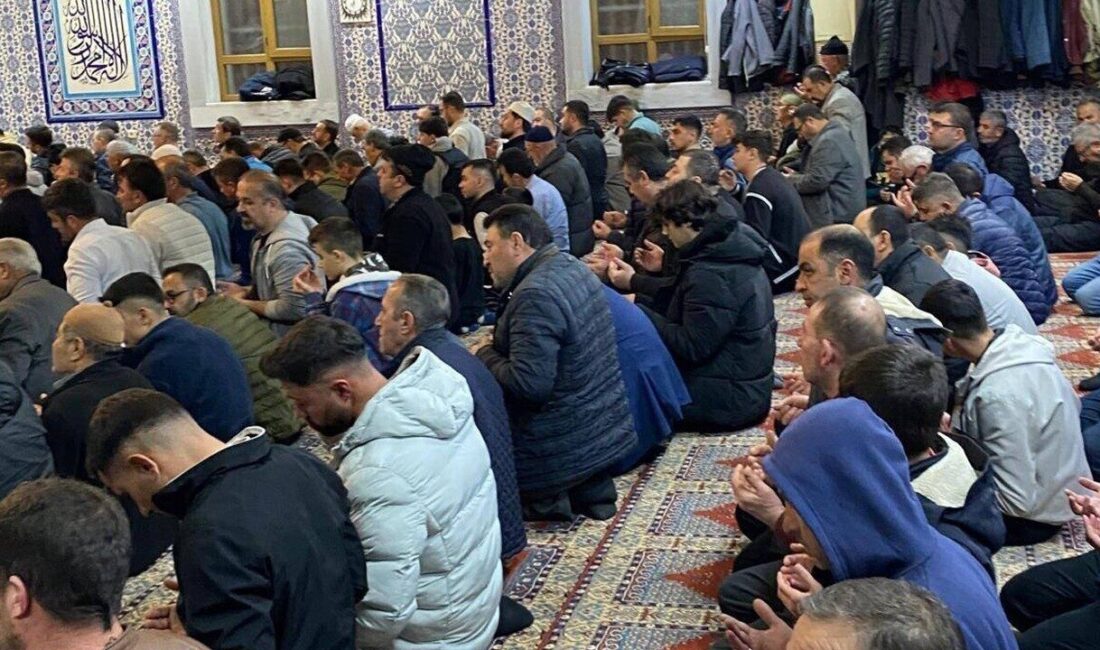 Karapınar’da Miraç Kandili’nde Camilerde Özel Etkinlikler Düzenlendi Konya'nın Karapınar ilçesinde Miraç Kandilinde camilerde özel etkinlikler düzenlendi. Merkez