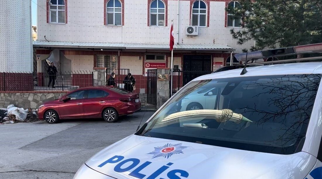 Bursa’da Eski Eşinin Tüfekli Saldırısına Uğrayan İki Kız Kardeş Hastaneye Kaldırıldı Bursa'nın Yıldırım ilçesinde A.S. ve kız kardeşi, eski eşi tarafından