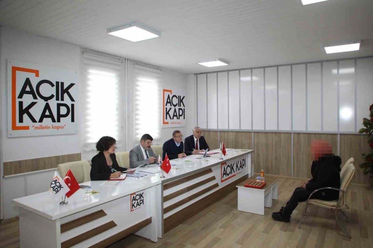 Kars Valisi Ziya Polat, 'Halk Günü' toplantısında vatandaşların taleplerini dinleyerek
