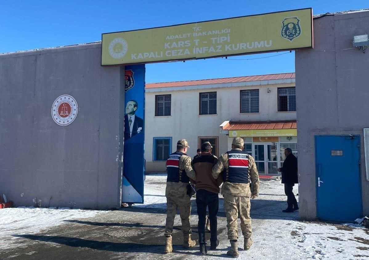 KARS’TA 4 YIL HAPİS CEZASI BULUNAN 2 KİŞİ YAKALANDI(KARS-İHA)