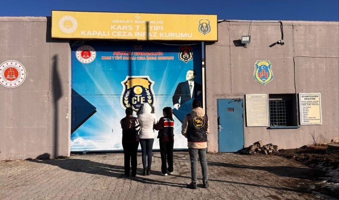 Uyuşturucu ticareti yapan kadın, Kars’ta 6 yıl hapis cezasıyla tutuklandı. Kars’ta, hakkında 6 yıl 10 ay 15 gün hapis cezası