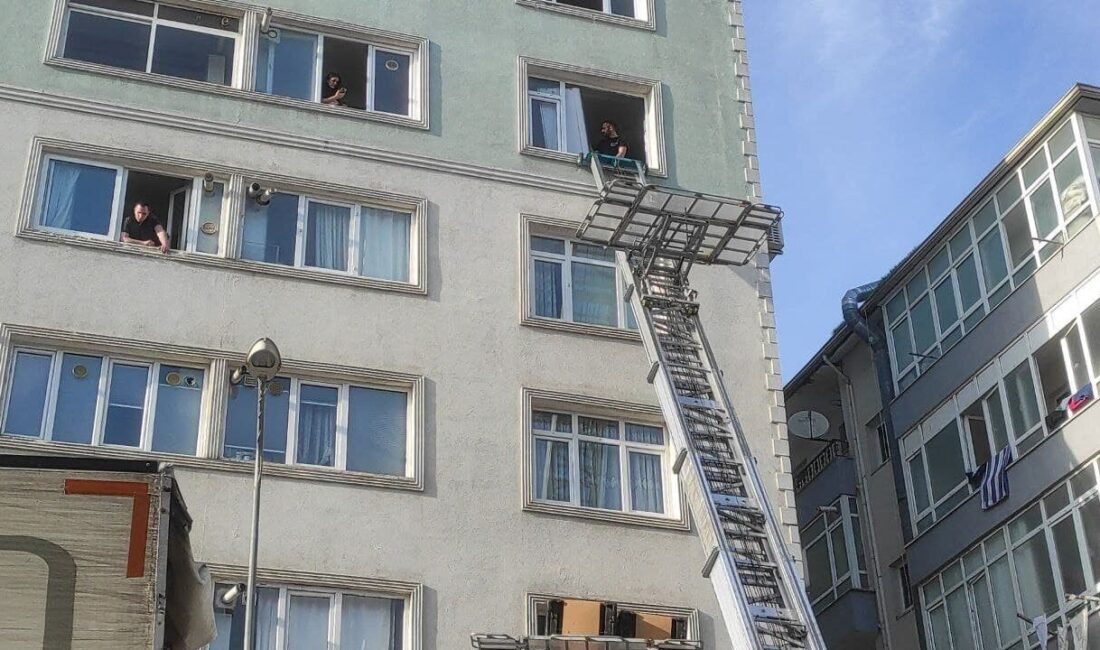 Kartal’daki çatlaklar nedeniyle 7 katlı bina boşaltıldı Kartal Orhantepe Mahallesi'nde çatlaklar oluşan 7 katlı bina tedbir amaçlı