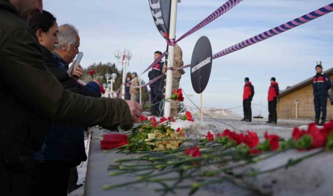 Bolu’daki Kartalkaya’da otel yangınında hayatını kaybedenler için karanfil bırakıldı Bolu Kartalkaya Kayak Merkezi'ndeki Grand Kartal Otel'de 21 Ocak'ta çıkan