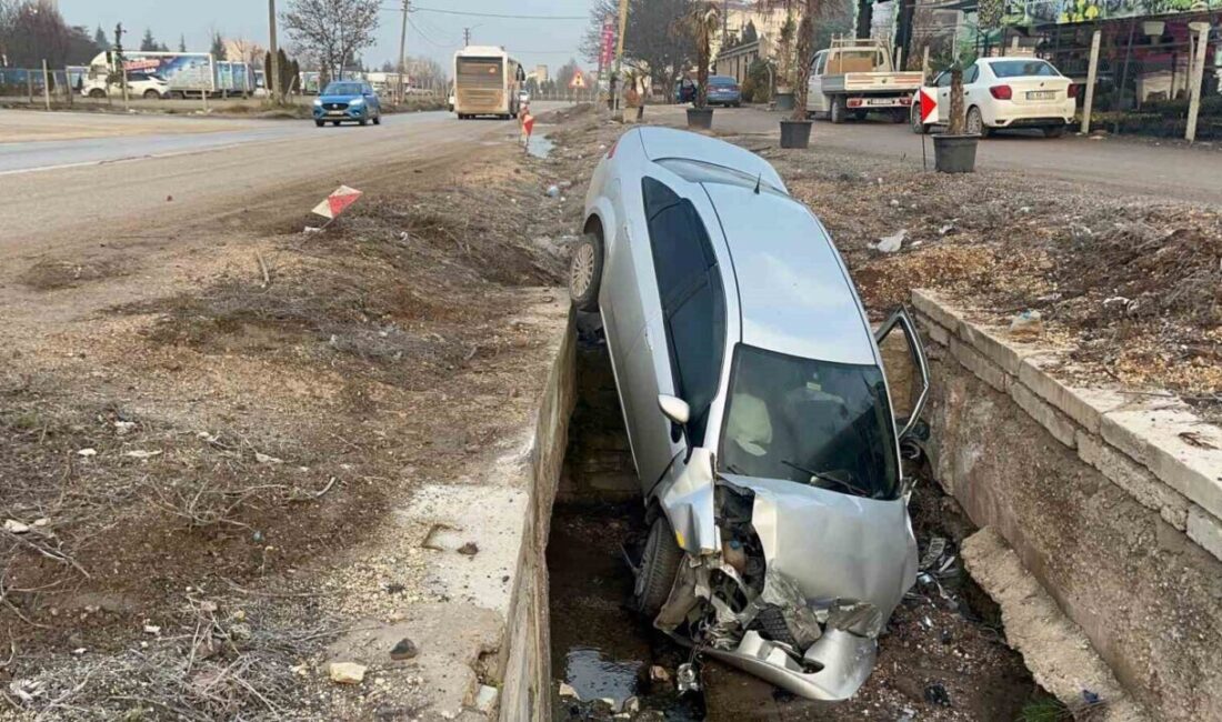 Eskişehir’de kaygan yolda kaza geçiren sürücü, vatandaşların yardımıyla kurtarılarak hastaneye sevk edildi. Eskişehir'de S.S. yönetimindeki otomobil, kaygan yolda direksiyon hakimiyetini kaybederek kanala