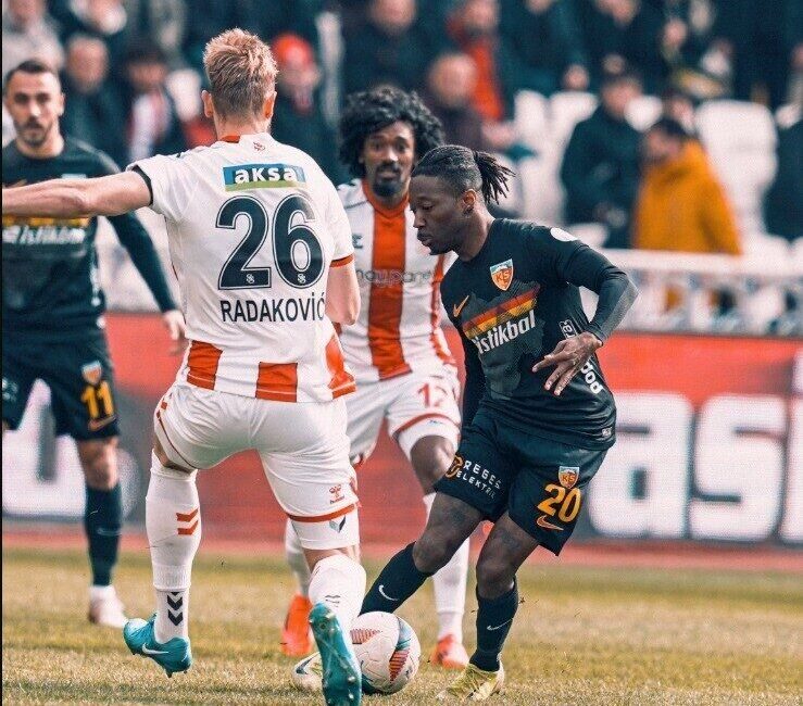 Kayserispor’un Bahoken’i PFDK’ya Sevk Edildi Kayserispor'un forvet oyuncusu Stephane Bahoken, 25 Ocak 2025'teki Sivasspor-Kayserispor maça