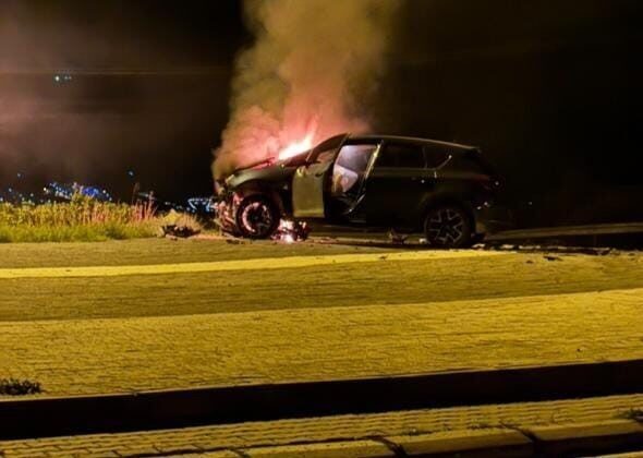 Denizköy Kavşağında Meydana Gelen Trafik Kazası Sonrası Araç Yangını Çıktı Didim-Söke karayolu Denizköy kavşağında bir araç, direksiyon hakimiyetinin kaybedilmesi sonucu