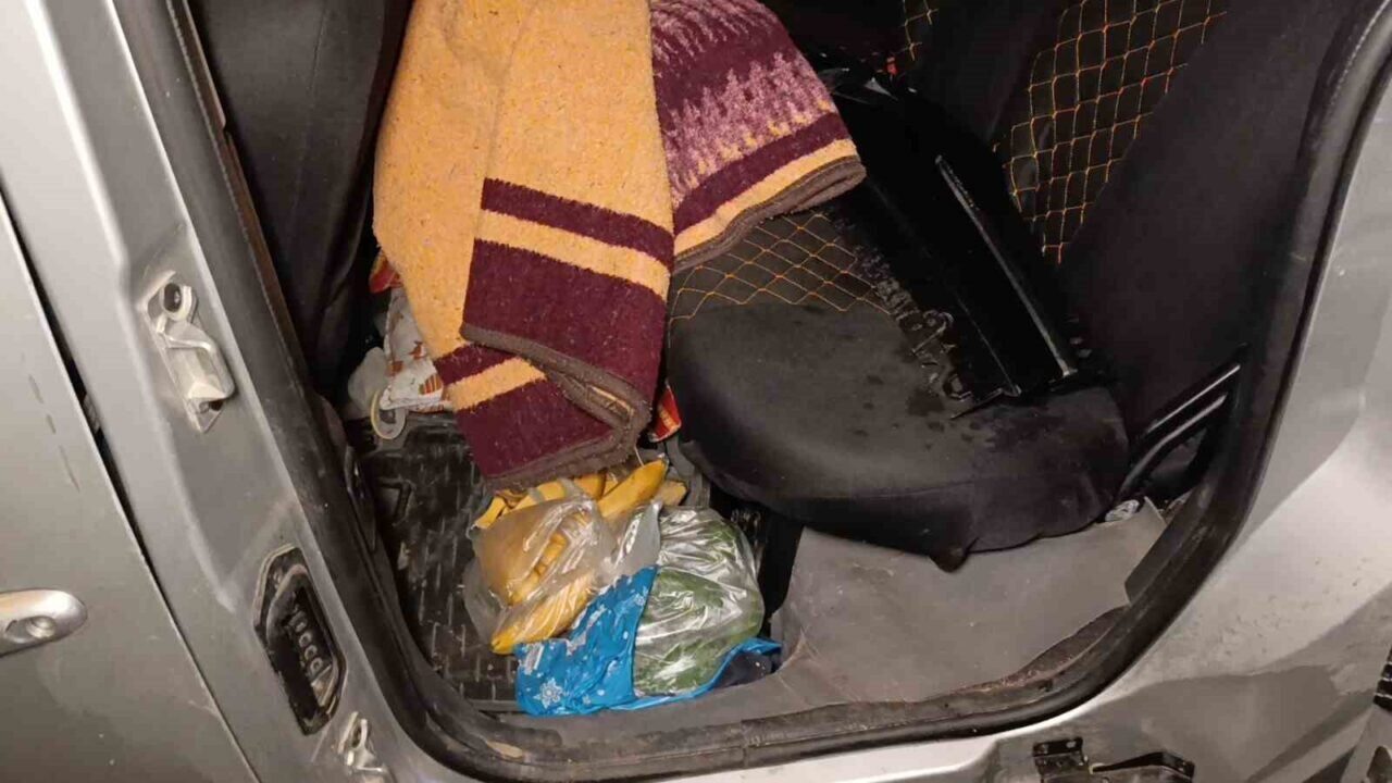 Antalya'nın Manavgat ilçesinde bariyerlere çarparak hurdaya dönen 07 ALN 351