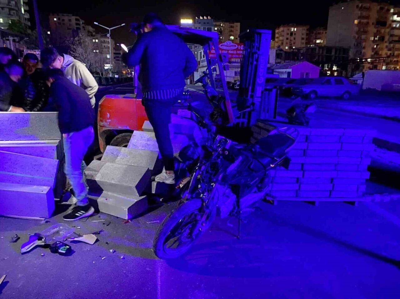 Mersin'in Erdemli ilçesinde E.C. (52) yönetimindeki motosiklet, yol yapımında kullanılan