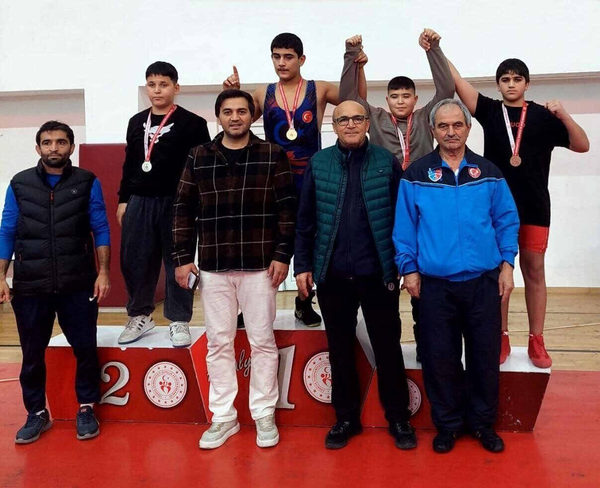 Kepez Belediyespor güreş takımı, Antalya Şampiyonası'nda 2 altın ve 3