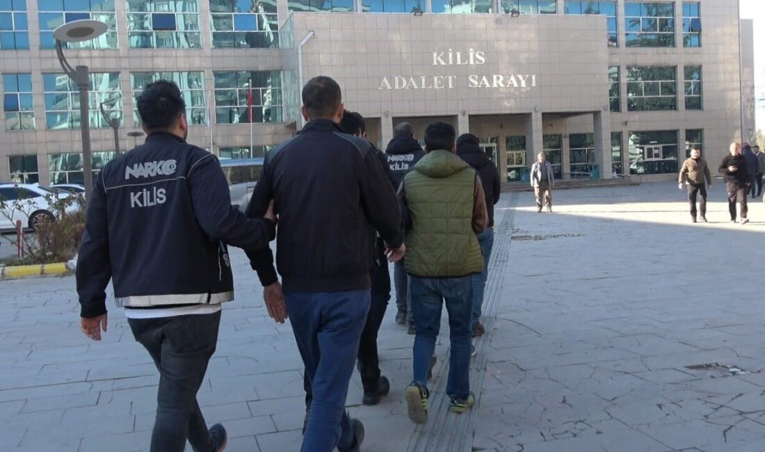 Kilis’te uyuşturucu operasyonunda 11 şüpheli yakalandı, 5’i tutuklandı Kilis’te gerçekleştirilen uyuşturucu operasyonunda 11 kişi gözaltına alındı. Yapılan yasal