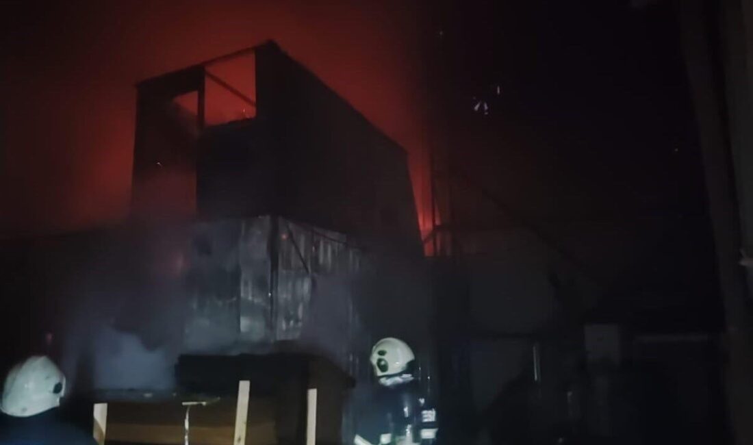 Kırıkhan’daki PVC Fabrikasında Çıkan Yangın İtfaiye Ekipleri Tarafından Kontrol Altına Alındı Hatay'ın Kırıkhan ilçesindeki bir PVC fabrikasında çıkan yangın, itfaiye ekiplerinin