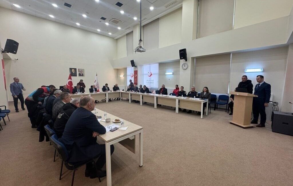 Vali Uğur Turan: “Göç merkezleri kötü muameleye karşı sıfır tolerans ile denetleniyor” Kırklareli İl Göç Koordinasyon Kurulu toplantısında Vali Uğur Turan, geri
