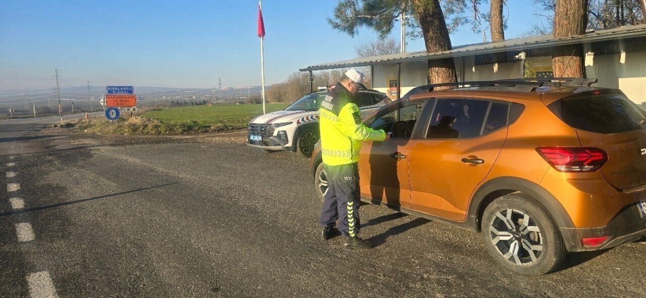 Kırklareli İl Jandarma Komutanlığı, gerçekleştirdiği trafik denetimlerinde 23 bin 127