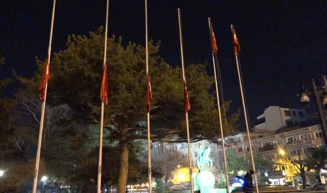 Cumhurbaşkanı Erdoğan, Bolu’daki otel yangınında hayatını kaybedenler için milli yas ilan etti; Kırklareli’nde bayraklar yarıya çekildi. Cumhurbaşkanı Recep Tayyip Erdoğan, Bolu Kartalkaya Kayak Merkezi'ndeki otel yangınında