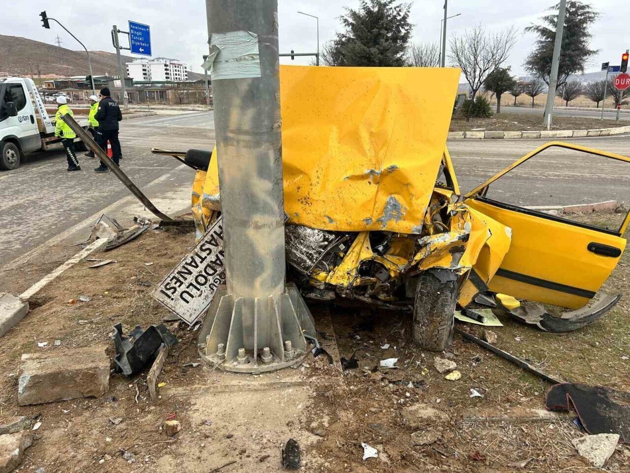 Elazığ'da kırmızı ışık ihlali nedeniyle Tofaş marka araç, iki araca