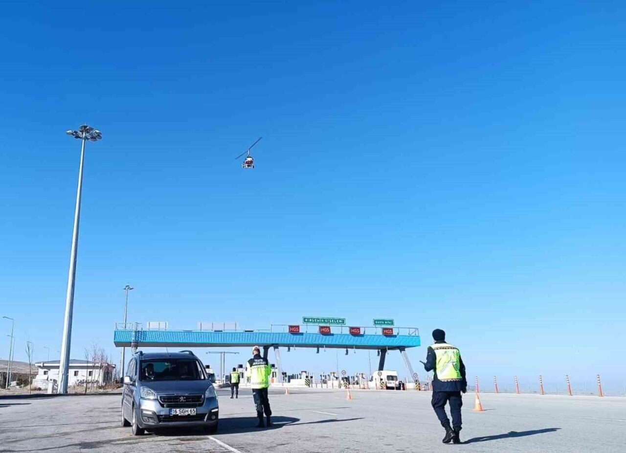 Kırşehir İl Jandarma Komutanlığı, Kırşehir-Aksaray Otoyolu'nda Cayrokopter ile trafik denetimi