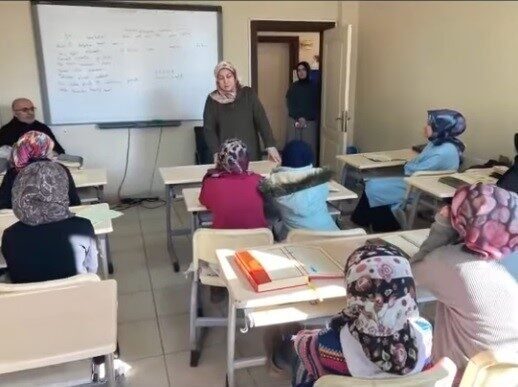 Afyonkarahisar'da İl Müftülüğü'nün düzenlediği üç günlük gençlik kampı, ortaokul kız