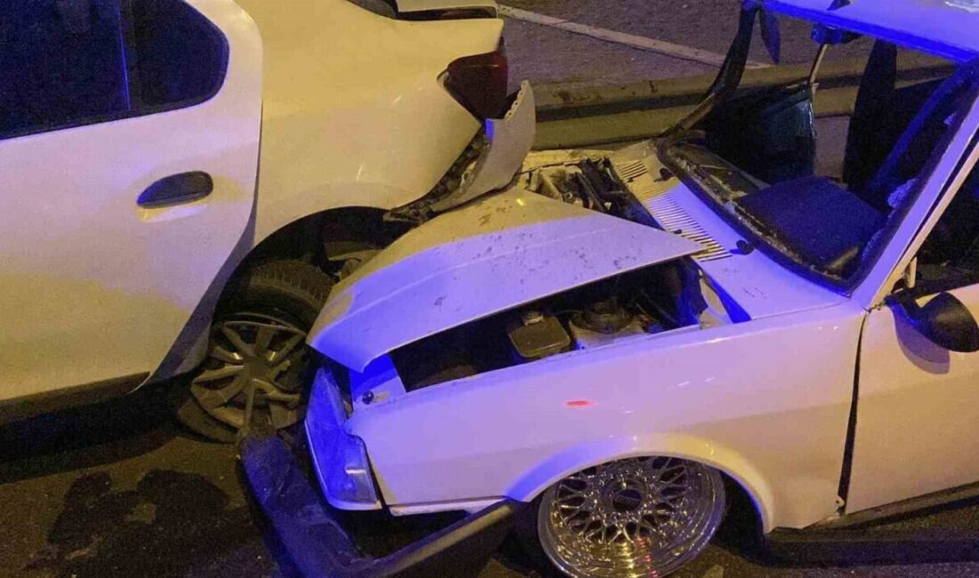 Kocaeli’nin Gebze İlçesinde Otomobile Çarpan Araçtaki İki Kişi Yaralandı Kocaeli'nin Gebze ilçesinde D100 Karayolu'nda meydana gelen kazada, Ali K.