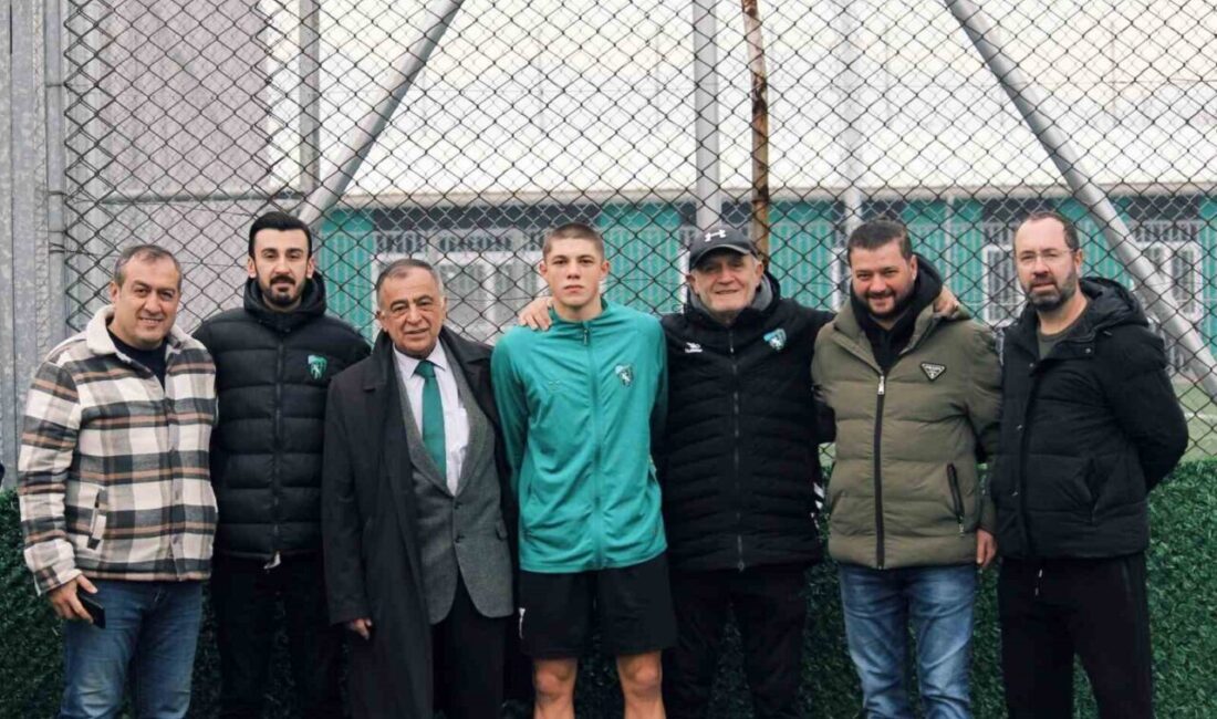 Kocaelispor, genç futbolcu Demetre Gabisonia ile 3.5 yıllık sözleşme imzaladı! Kocaelispor, Trendyol 1. Lig'de liderlik koltuğunda yer alırken, 19 yaşındaki
