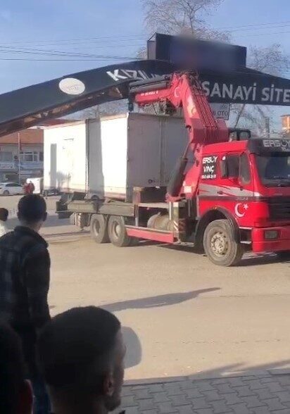 Bafra’da Konteyner Taşıyan Vinç, Sanayi Girişinde Kazaya Neden Oldu Samsun'un Bafra ilçesinde, Kızılırmak Sanayi Sitesi girişinde konteyner taşıyan bir