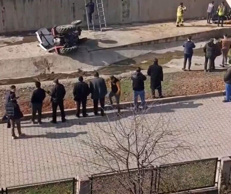 Ankara’da traktörün çaya devrilmesi sonucu sürücü yaralandı Ankara'nın Çubuk ilçesinde, kontrolden çıkan bir traktör yol kenarındaki duvardan