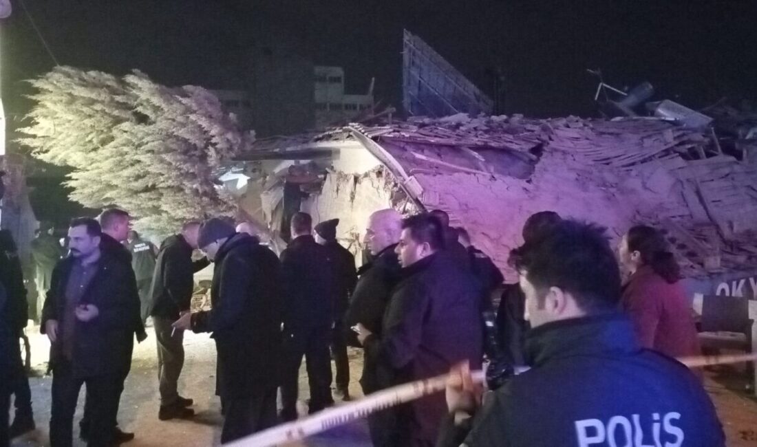 Konya’da Dört Katlı Bina Çöktü, Mahsur Kalanların İhbarı Üzerine Kurtarma Çalışmaları Başlatıldı Konya'nın Selçuklu ilçesinde dört katlı bir bina çöktü. Olay, akşam
