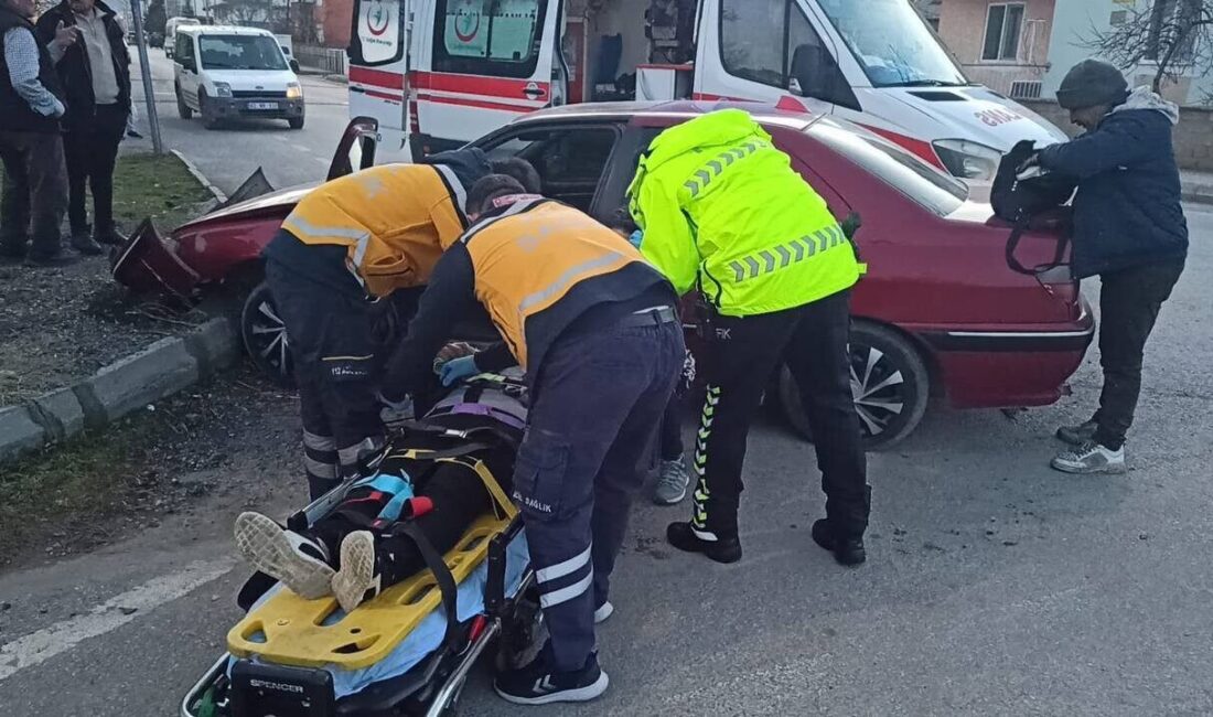 Konya Seydişehir’de trafik kazası: Bir yaralı hastaneye kaldırıldı Konya'nın Seydişehir ilçesinde akşam saatlerinde iki otomobilin çarpıştığı kazada A.O.