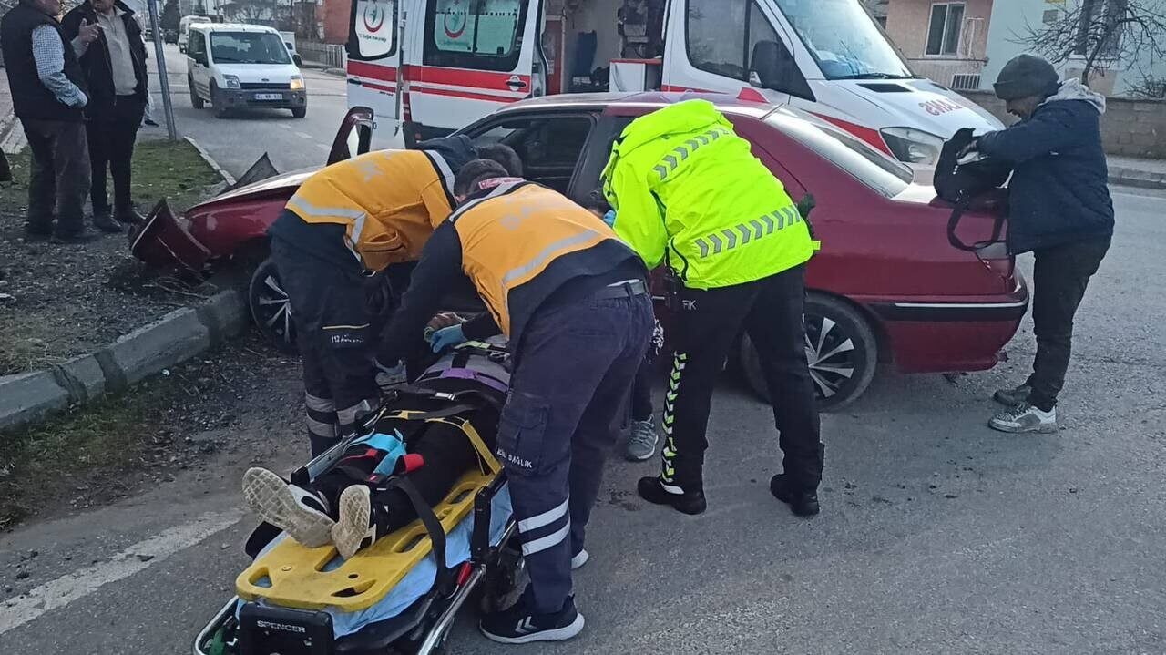Konya'nın Seydişehir ilçesinde akşam saatlerinde iki otomobilin çarpıştığı kazada A.O.