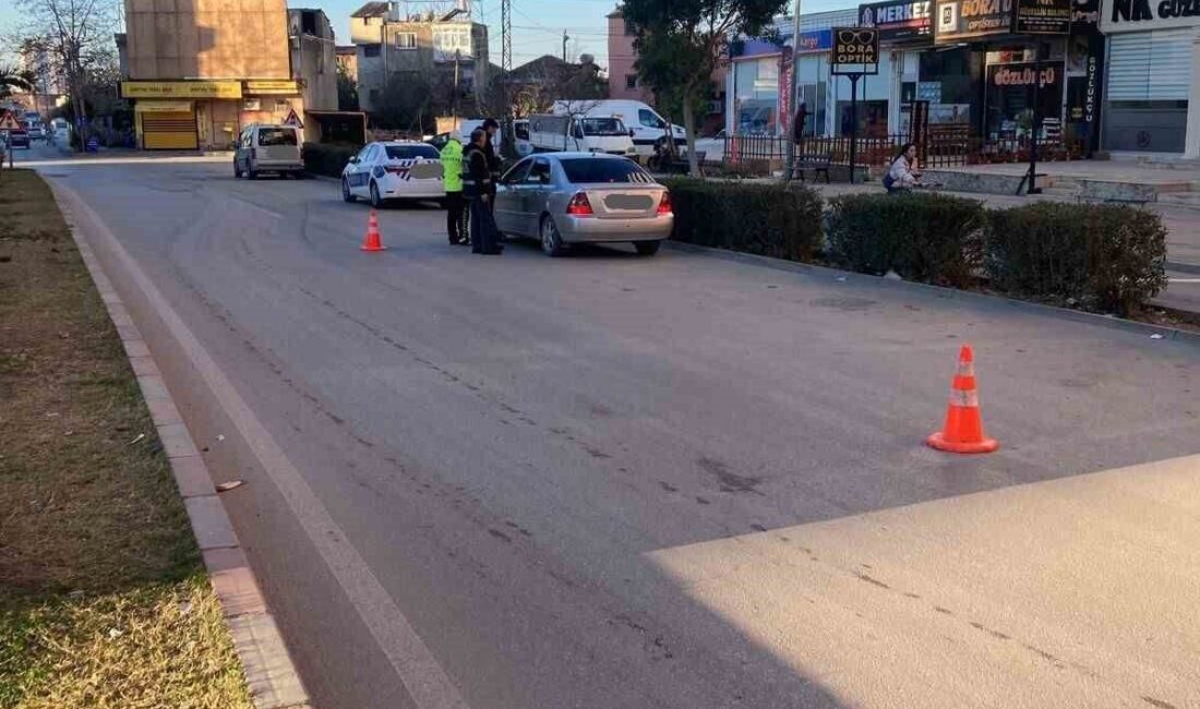 Kozan’daki polis denetimlerinde 9 aranan hükümlü yakalandı, çok sayıda silah ve uyuşturucu madde ele geçirildi Adana'nın Kozan ilçesinde düzenlenen polis denetimlerinde, 9 hükümlü yakalanıp cezaevine