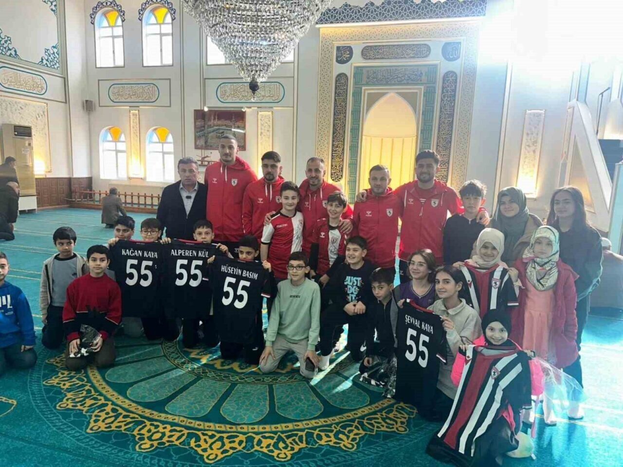 Samsunspor futbolcuları, Bahçelievler Cami Derneği tarafından Kur’an kursunu başarıyla tamamlayan