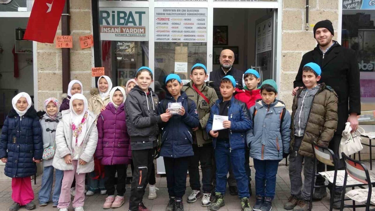 Kütahya’nın Demirciören köyündeki Kur’an kursu öğrencileri, harçlıklarını Gazze'deki çocuklar için
