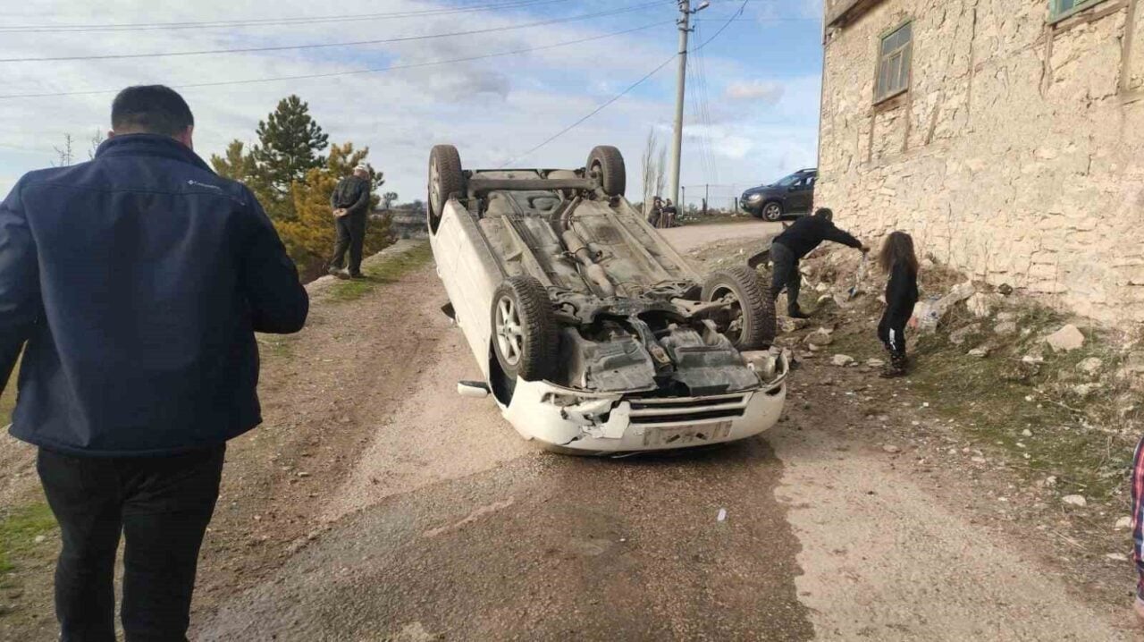 Kütahya'nın Domaniç ilçesinde Ramazan Çakır’ın kullandığı otomobil virajı alamayarak devrildi,