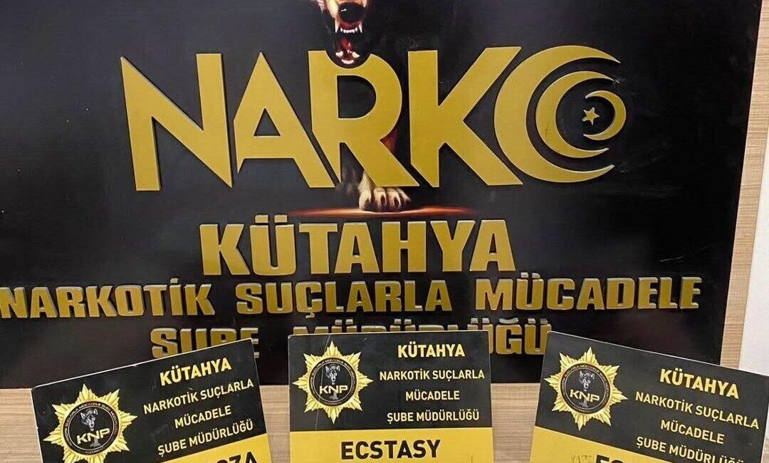 Kütahya’da Uyuşturucu Satıcılarına Yönelik Operasyon: Ecstasy Ve Diğer Maddeler Ele Geçirildi Kütahya İl Emniyet Müdürlüğü Narkotik Suçlarla Mücadele ekipleri, uyuşturucu satışı