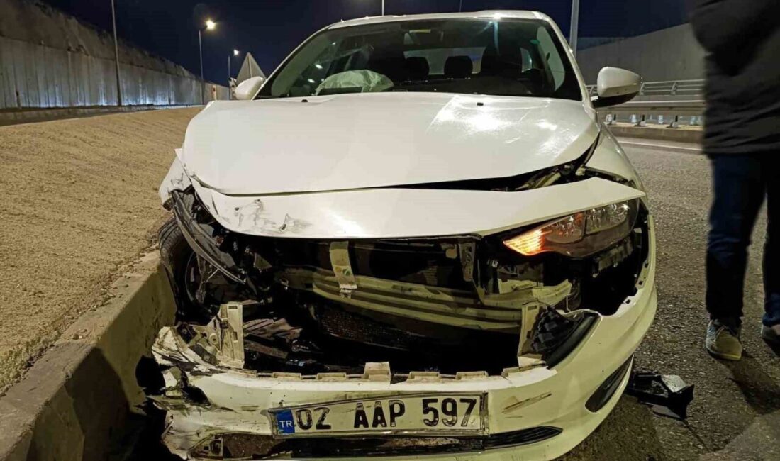 Adıyaman’da Lastiği Patlayan Araç Bariyerlere Çarptı, Bir Kişi Yaralandı Adıyaman-Kahta karayolunda Ö.Ş. yönetimindeki otomobilin lastiği patlayarak bariyerlere çarptı. Kazada