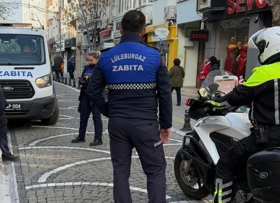 Lüleburgaz’da Yayalara Kapalı Alanlarda Motosiklet Kullanan 33 Sürücüye Ceza Kesildi Kırklareli'nin Lüleburgaz ilçesinde, araç trafiğine kapalı alanda motosiklet kullanan 33