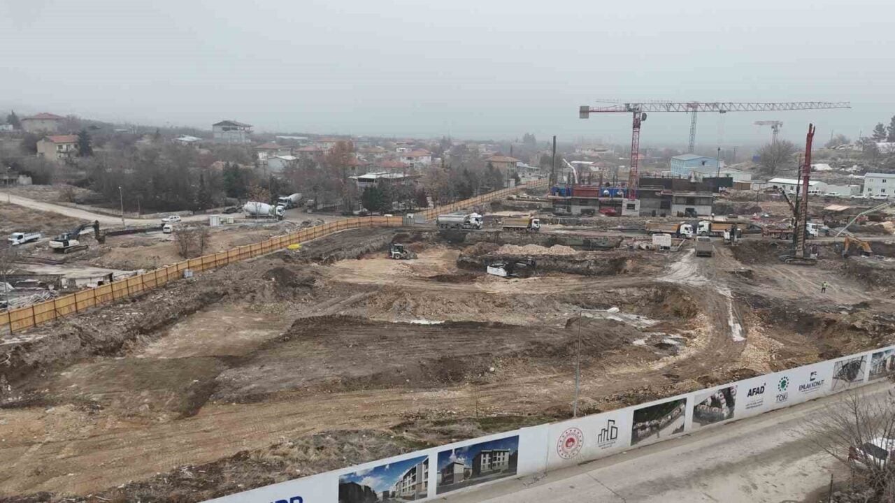 Kahramanmaraş merkezli depremlerden etkilenen Malatya'da inşaat faaliyetleri sürerken, Akçadağ'da yeni