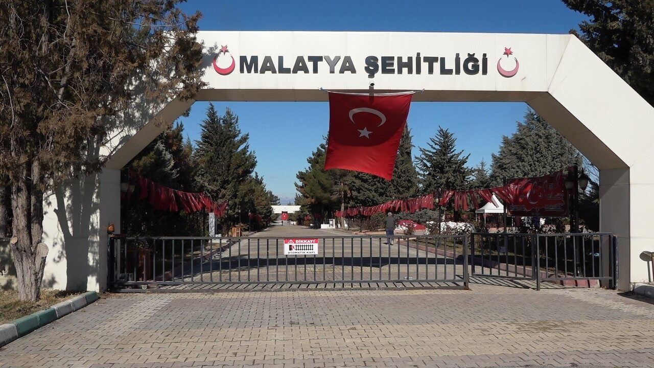 Malatya Büyükşehir Belediyesi Mezarlıklar Daire Başkanlığı, Malatya Şehitliği’nde düzenli temizlik