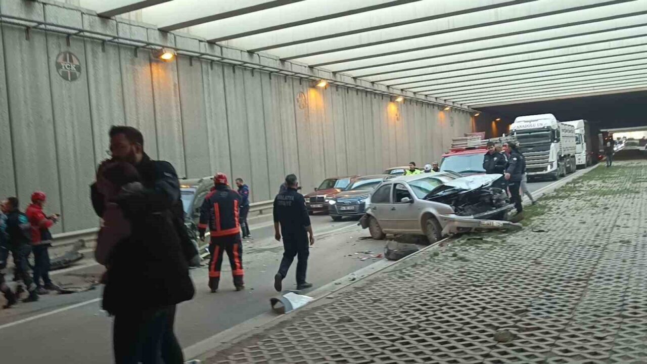 Malatya'da, alt geçitte dört aracın karıştığı kazada 7 kişi yaralandı.