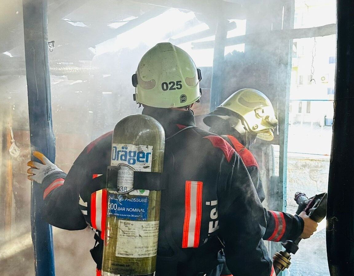 Malatya'nın Yeşilyurt ilçesinde bir evin çatısında sabah saatlerinde çıkan yangın