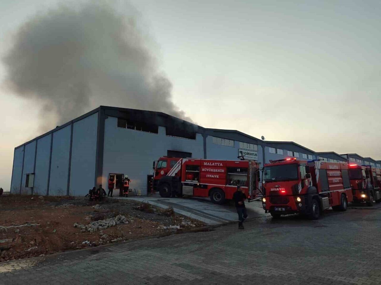 Malatya'nın Yeşilyurt ilçesindeki bir kağıt fabrikasında çıkan yangın, hızla kontrol