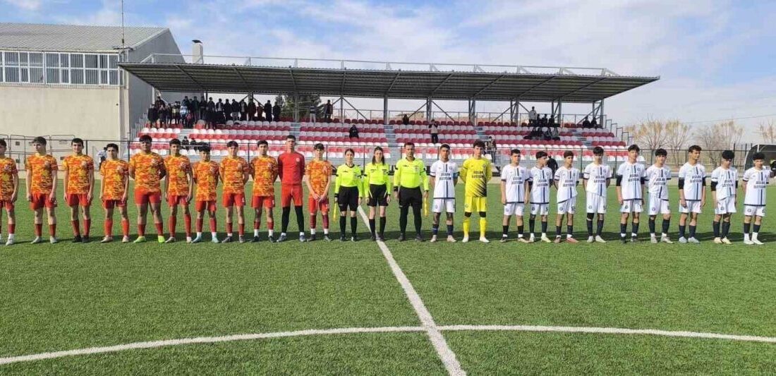 Mardin U16 Ligi’nde, Bolu Kartalkaya’daki otel yangınında hayatını kaybedenler için anma töreni düzenlendi. Mardin U16 Ligi takımları, Bolu Kartalkaya'daki otel yangınında hayatını kaybedenler
