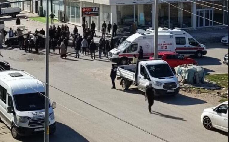 Mardin’deki Trafik Kazasında İki Araç Çarpıştı, İki Yaralı Var Mardin'in Nusaybin ilçesinde iki otomobilin çarpışması sonucu 2 kişi yaralandı.