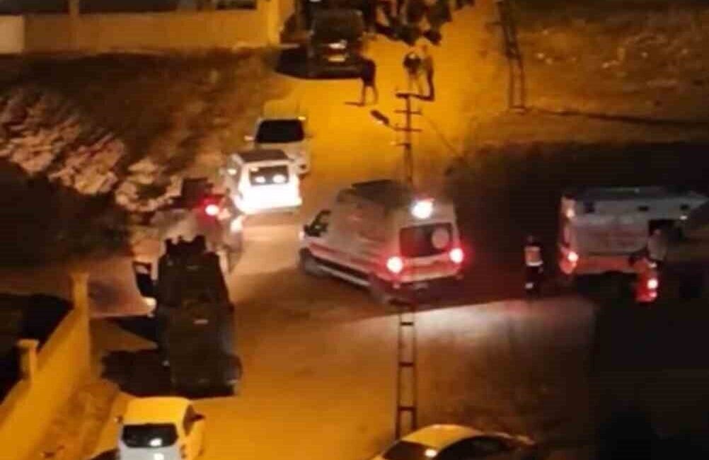 Kızıltepe’deki Silahlı Kavga Sonucu 3 Yaralı, Olayla İlgili Soruşturma Başlatıldı Mardin'in Kızıltepe ilçesinde, Atatürk Mahallesi'nde iki grup arasında çıkan silahlı